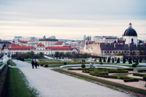 Jardines barrocos de El Belvedere, con setos recortados y patrones geométricos.