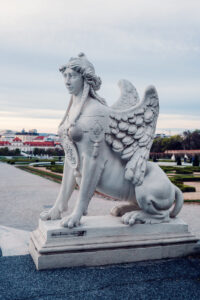 Jarrones de piedra y esculturas en los jardines de El Belvedere.