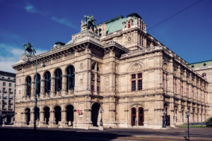 Majestätische Fassade der Wiener Staatsoper, ein architektonisches Meisterwerk im Herzen der Stadt.