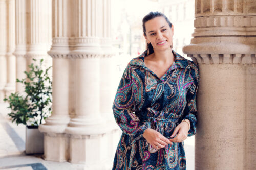 Elegant pose at the columns of the Vienna State Opera.