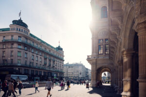 Seitenansicht der Wiener Staatsoper mit ihren großartigen architektonischen Proportionen.