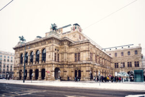 Verschneite Wiener Staatsoper in einer magischen Winterszene.