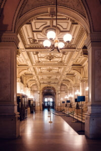 Seitenansicht der prachtvollen Marmortreppe in der Wiener Staatsoper.