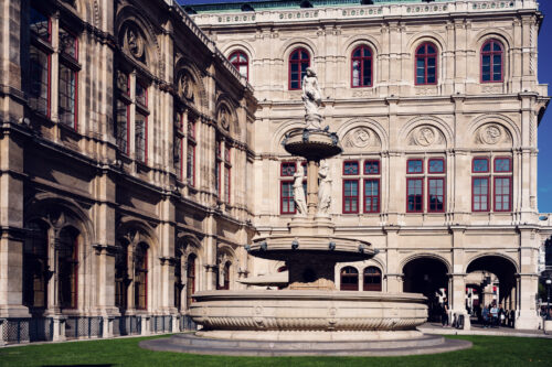 Fontana elegante all'Opera di Stato di Vienna.