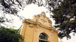 Der Eingang zum Wüstenhaus Schönbrunn.