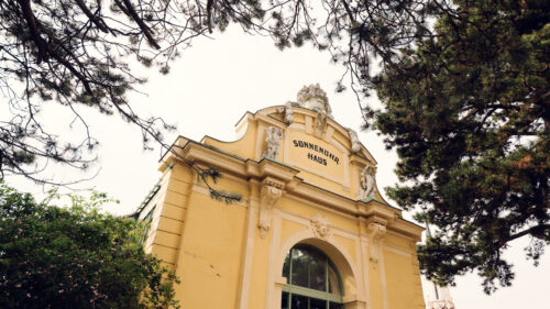 Der Eingang zum Wüstenhaus Schönbrunn.
