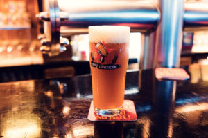 Bière ambrée Victory Hop Devil IPA servie au comptoir de la 1516 Brewing Company.