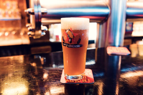 Bière ambrée Victory Hop Devil IPA servie au comptoir de la 1516 Brewing Company.