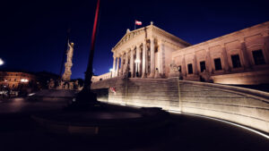 El Parlamento austriaco de noche visto desde el lado de la fuente de Atenea.