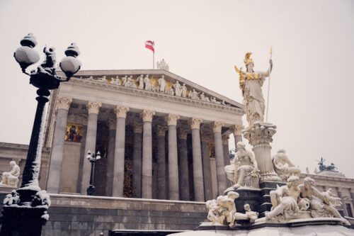 Grandes columnas y la estatua de Atenea en la entrada del Parlamento austriaco.