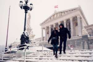 Adriana y Mario en las elegantes escaleras del Parlamento austriaco con sus grandes columnas.