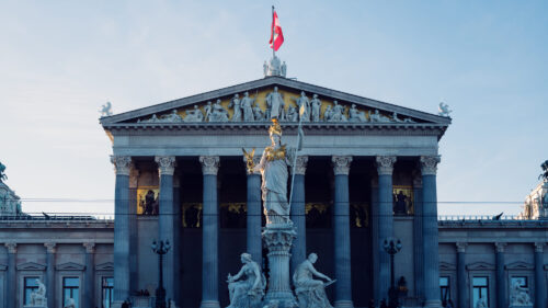La estatua de Palas Atenea frente al Parlamento austriaco en el centro de Viena.