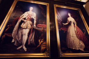 Ritratti incorniciati dell'imperatore Francesco Giuseppe e dell'imperatrice Elisabetta sulla parete del Café Central.