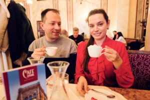 Mario e Adriana gustano una Wiener Melange al Café Central.