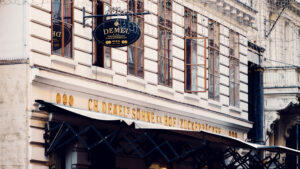 Devanture du Café Demel sur le Kohlmarkt avec le lettrage doré k.k. Hofzuckerbäcker.
