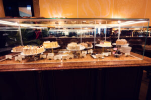 Vitrine à gâteaux avec un assortiment de tortes viennoises sur présentoirs au Café Demel.