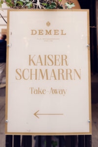 Panneau Kaiserschmarrn à emporter avec le logo Demel k.u.k. Hofzuckerbäcker.