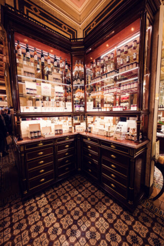 Vitrine avec thé, confiseries et coffrets cadeaux au Café Demel.