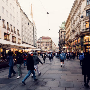 Der Graben ist eine historische Straße in Wien, bekannt für elegante Architektur, lebhafte Cafés und vielfältige Einkaufsmöglichkeiten.