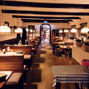 Intérieur chaleureux du Heuriger Mayer am Pfarrplatz avec des meubles en bois rustiques et un éclairage tamisé.