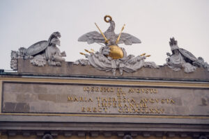 Nahaufnahme der kunstvollen Architekturdetails an der Gloriette bei Schönbrunn.