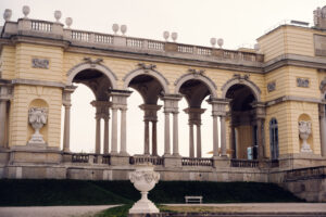 Kolonnade der Gloriette bei Schloss Schönbrunn.