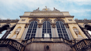 Frontfassade der Gloriette bei Schloss Schönbrunn.