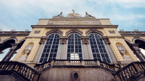 Frontfassade der Gloriette bei Schloss Schönbrunn.