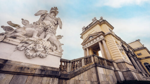 Elegante Steinskulpturen an der Freitreppe der Gloriette.