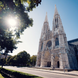 La Votivkirche di Vienna, capolavoro neogotico con due guglie alte 99 metri, archi a sesto acuto e trafori in pietra.
