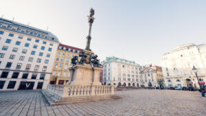 Die Mariensäule am Hof in Wien ist ein bedeutendes Monument, das eine Statue der Jungfrau Maria zeigt, umgeben von eleganten barocken architektonischen Elementen, welche Schutz und Gnade symbolisieren.