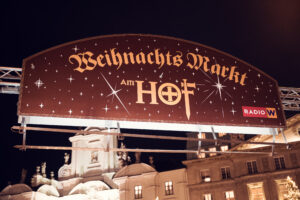 Der Eingang zum Weihnachtsmarkt am Hof.