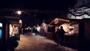 Der Weihnachtsmarkt am Hof bietet festliche Stände mit Kunsthandwerk, Leckereien und saisonalen Köstlichkeiten, die eine zauberhafte Weihnachtsatmosphäre schaffen.
