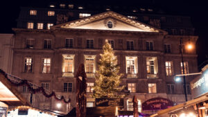 Ein wunderschön geschmückter Weihnachtsbaum auf dem Weihnachtsmarkt am Hof.