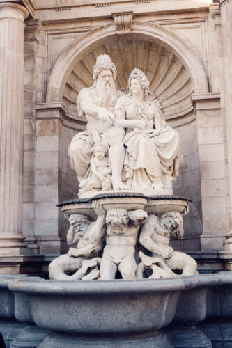 Escultura detallada de una fuente cerca de la entrada del Museo Albertina.