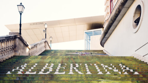 Der Name des Albertina Museums, auf der Stiege nahe dem Haupteingang.