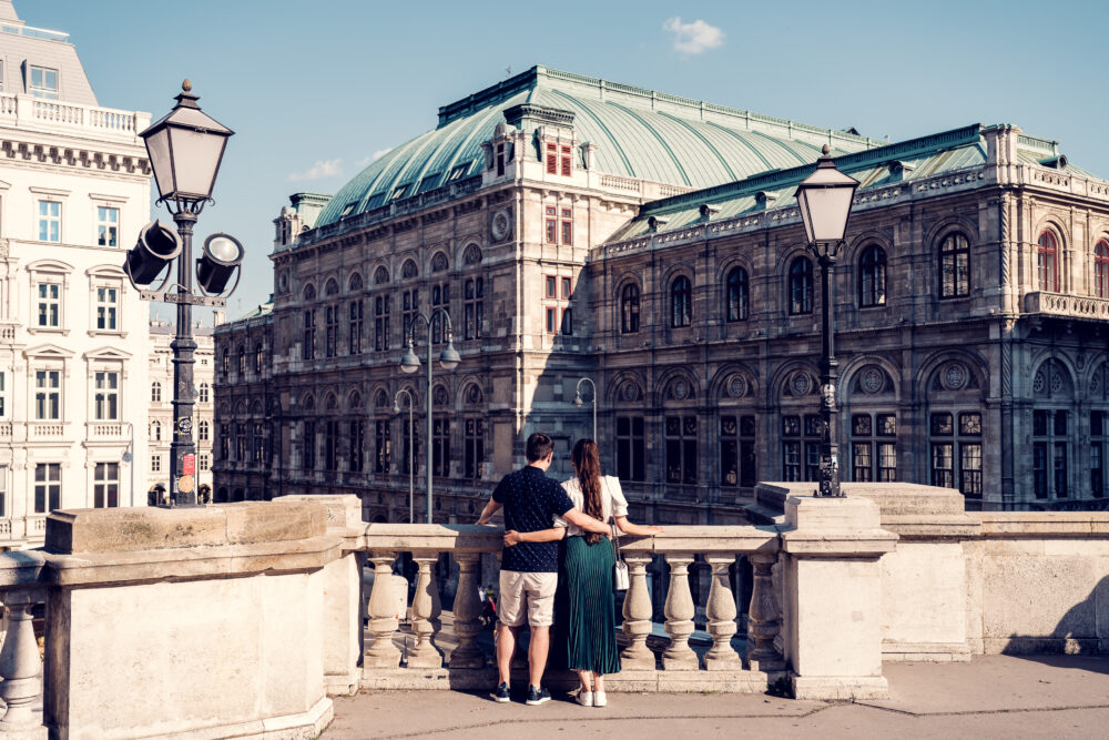 Adriana und Mario auf der Albertina-Terrasse mit Blick auf die Wiener Staatsoper.