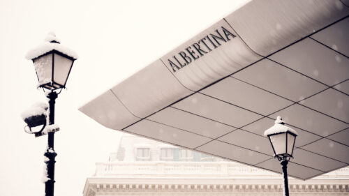 Extensión de techo moderna del Museo Albertina con una farola en Viena.