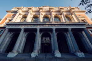 Facciata principale dell'ex borsa di Vienna con statue dorate sull'attico e l'insegna 