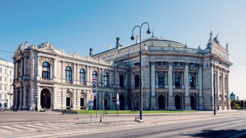 Vue d'ensemble du Burgtheater depuis l'autre côté du Ring avec les rails du tramway au premier plan.