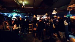 Atmosfera vivace al Der Dachboden, popolare rooftop bar di Vienna.