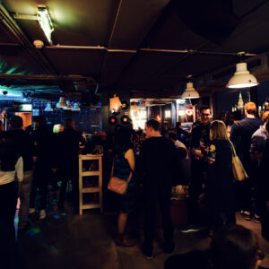 Der Dachboden consistently buzzes with energy, as patrons relish the dynamic rooftop bar experience in Vienna.