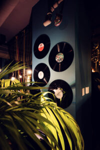 Dischi in vinile al Der Dachboden, che evocano l'energia di un DJ set nel rooftop bar di Vienna.