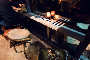 Arredi creativi al Der Dachboden, che danno carattere al rooftop bar di Vienna.
