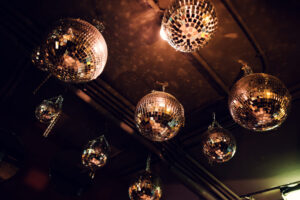 Palle da discoteca al Der Dachboden, per un'atmosfera festosa nel rooftop bar di Vienna.