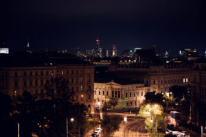 Vivace terrazza del Der Dachboden con vista sulla città.
