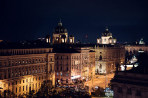 Vista serale dal Der Dachboden, con le luci di Vienna sullo sfondo.