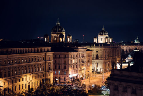 Vista serale dal Der Dachboden, con le luci di Vienna sullo sfondo.