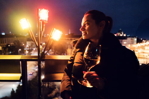 Cocktail al Der Dachboden, nell'atmosfera vivace del rooftop bar a Vienna.