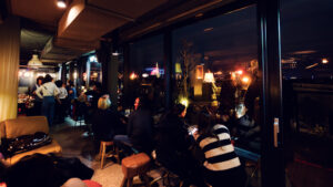Posti a sedere accoglienti al Der Dachboden, nel vivace rooftop bar di Vienna.